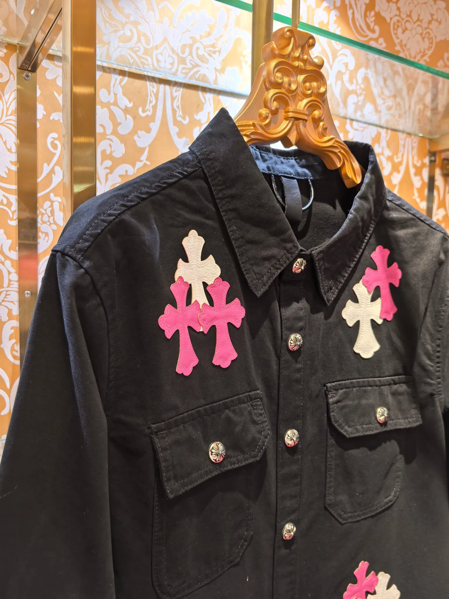 P480 Chrome Hearts advanced custom model, Chrome Hearts patchwork leather denim jacket, twill denim custom fabric, cross patchwork leather is all imitation lambskin, all dyed to completely restore no color difference, the inner leather label is first-layer calfskin, all hardware is 925 silver plated, it is the highest version, you get what you pay for, the same size for men and women, size S M L XL.